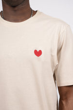 Lade das Bild in den Galerie-Viewer, T-SHIRT BEIGE MIT HERZ ROT STICKEREI
