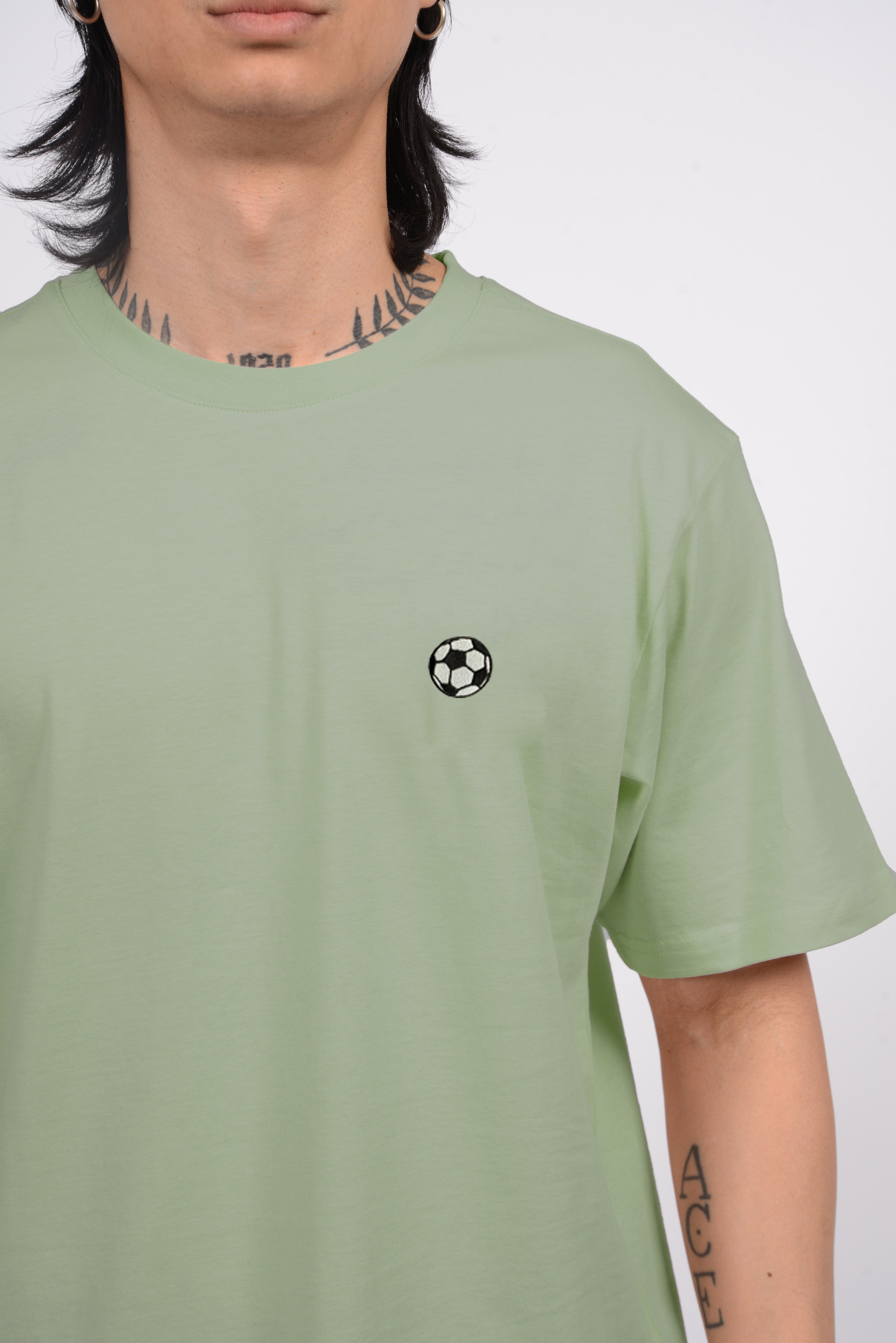 T-SHIRT GRÜN MIT FUSSBALL STICKEREI